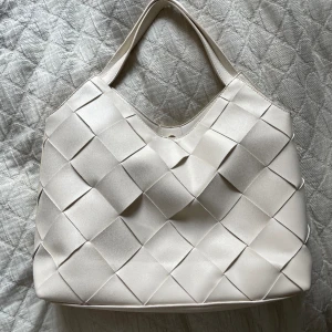 Beige väska - Superfin och rymlig väska. Magnetiskt lås och fack med dragkedja. Vet inte var den är ifrån. Dator med mera får bra plats! Skriv för fler bilder ❣️🙌🏼