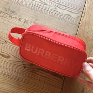 Burberry travel bag Perfekt för att ta med perfym och sånt till resan