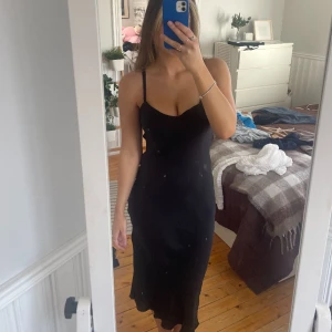 Jättefin svart festklänning!  - Perfekt dejt klänning under balsäsong🖤