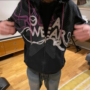 Jay-z roca wear  - Hej, säljer en riktigt fet roca wear ziphoodie som ja köpt i Berlin, ordinarie pris 1000kr, ett fett märke av Jay z med feta detaljer här o där. Bara hör av dig vid frågor och pruta gärna!