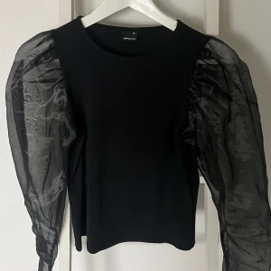 Festtopp!  - Säljer denna sjukt fina festtopp från Gina tricot. Använt ganska många gånger men har inga defekter. Toppen är väldigt stretchigt i materialet så funkar lika bra som en S! ( Kontakta mig vid fler bilder) 