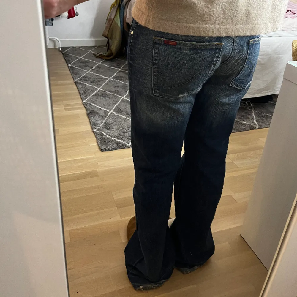 SKIT snygga lågmidjade jeans!! Köpte den secondhand men i fint skick förutom längst ner vid hälarna. Säljer då dom är lite stora men tar verkligen emot, jag brukar ha storlek 38 i jeans! Använd gärna köp nu❣️(kan gå ner i pris vid snabb affär). Jeans & Byxor.