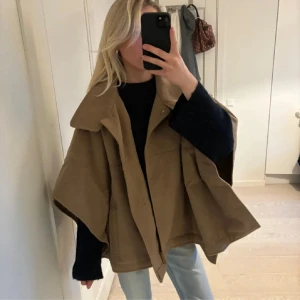 Supersnygg Poncho/cape - (Lånad bild)  Supersnygg poncho som tyvärr inte passade mig!!💖
