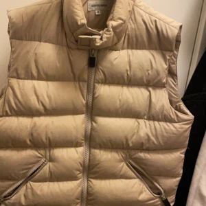 Aspesi väst - Beige/krämvit Aspesi väst. Köpt i Milano för 300euro. Använd men i bra skick.   