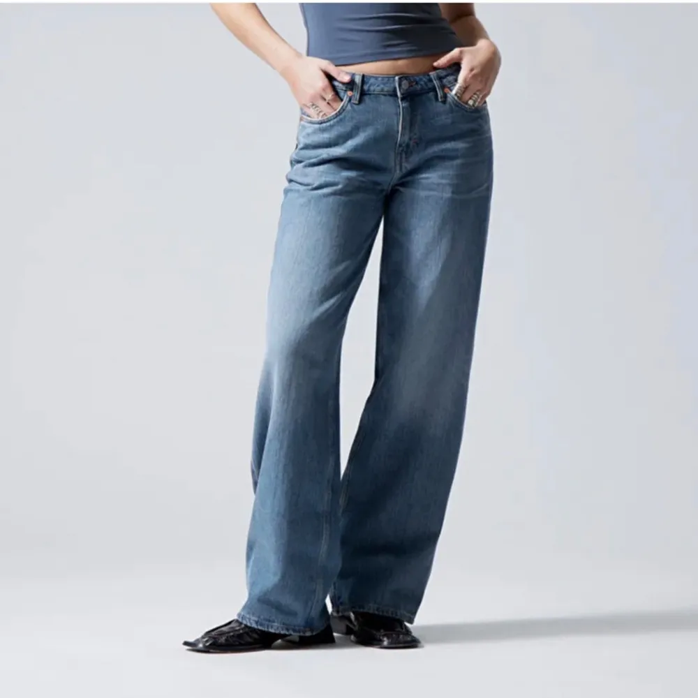 Ample low loose jeans från weekday! W29L34. Har ett litet hål bredvid det riktiga hålet där knappen sitter, men det synns inte alls. . Jeans & Byxor.