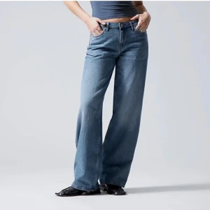 Ample low loose - Ample low loose jeans från weekday! W29L34. Har ett litet hål bredvid det riktiga hålet där knappen sitter, men det synns inte alls. 