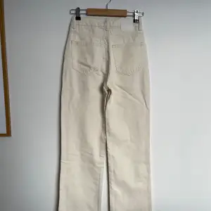 Krämvita jeans från BikBok. Aldrig använda. Köpta för 699kr. Storlek 24 i midjan. DM för fler bilder.