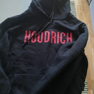 Hoodrich luvtröja  - Ändast använd ett fåtal gånger, storlek M