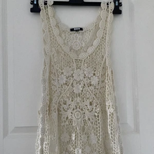 Virkat spets topp - Jätte fin spets topp från Bik bok perfekt för sommaren. Aldrig använd och därför säljer jag💕Storlek XS men passar S. 