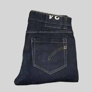 Säljer dessa exklusiva jeans från märket ”dondup”. Nypris på detta är runt 2800, den är i bra skick och har inga defekter.