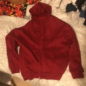 Röd zip-up hoodie  - Snygg vinröd zipup hoodie. Bra skick. Mjukt tunt material. Säljer för använder ej så mkt. Storlek L tror jag men lappen är borta.