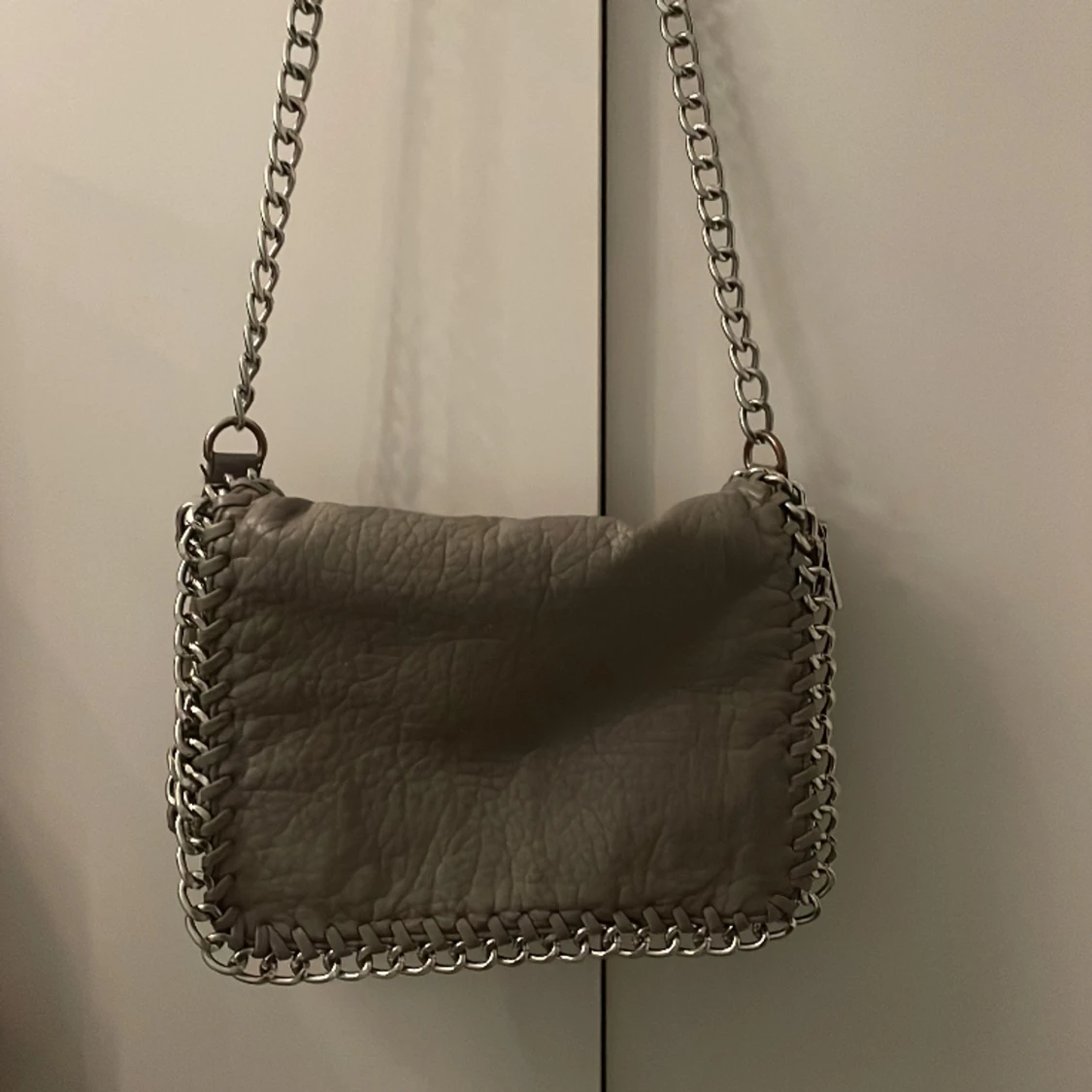 Säljer nu min tiamo väska då den längre inte kommer till användning ny pris 500kr