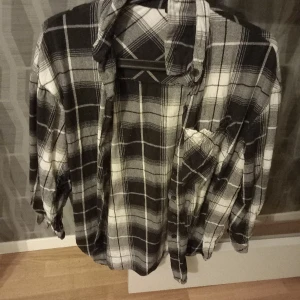 Flannell tröja - Svart och vit rutig flanellskjorta med knappar. Bra skick. Står i XXS men har passat mig även när jag har haft storlek S