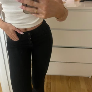 Svarta jeans - Svarta jeans, inga defekter, de är utsvängda neråt🥰
