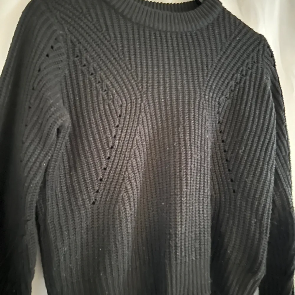 Säljer en svart stickad tröja, tröjan är i bra stick och knappt använd.  Köpt från Gekås (osäker på nypris)💗. Tröjor & Koftor.