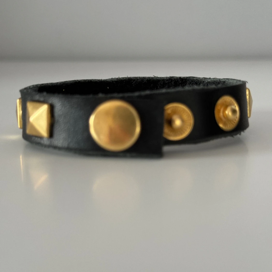 Svart läder med guldfärgade nitar🌟 - 91