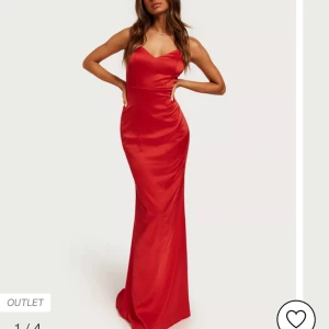 Balklänning - Säljer nu min jättefina långa röda balklänning. Klänningen är i storlek 34 (jag är 173 cm & S vanligen). Det finns en dragkedja i ryggen och den är lite insydd för att sitta lite tajtare. Använd 1 gång. Bara att skriva för fler bilder och frågor ❤️