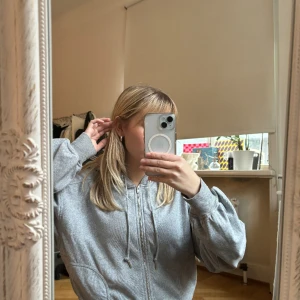 & other stories zip tröja  - Grå tjocktröja med dragkedja köpt på & other stories. Den ser fortfarande fin ut men har använts, lite urtvättad. Fin modell med smickrande passform. 