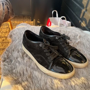 Lanvin skor - Säljer nu mina lanvin skor i ett fungerande skick. Har inte tvättat dem eller något annat.