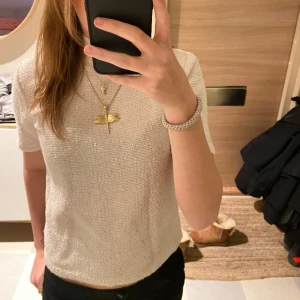 Kort ärmad tröja  - Jätte fin kort ärmad tröja. Änvänt några gånger (typ 5). Tyvärr så använder jag inte den lika ofta längre. 