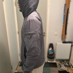Prada nylon windbreaker  - Säljer då den ej varit till användning. Storlek L men sitter som M .Cond 9/10  Köpt för 5500 på haiendo.(digitalt kvitto finns) Möts upp i Stockholm eller fraktar  Pris går alltid att diskutera;)