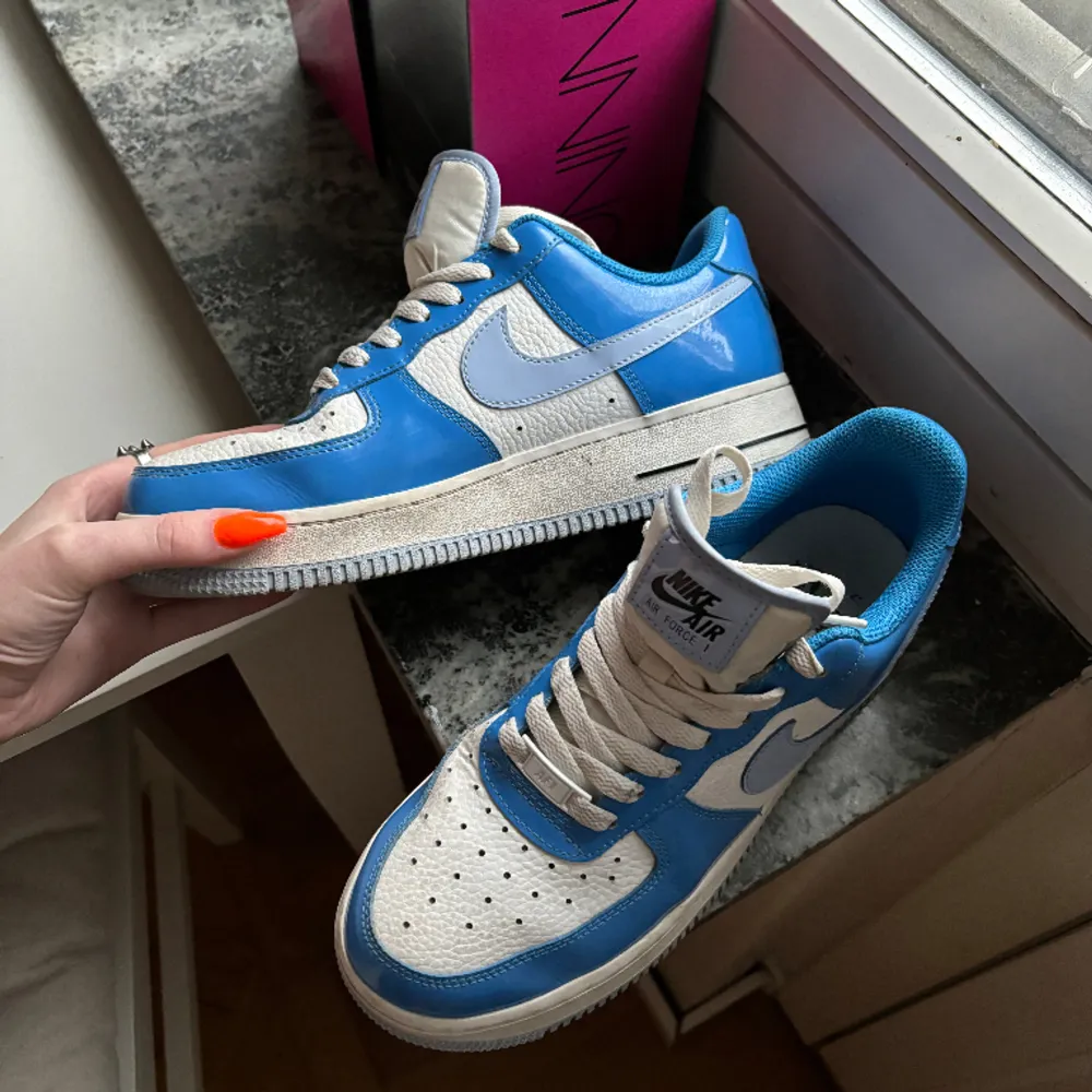 Nike air force knappt använda endast lite smutsiga, tvättas innan de säljs🩵 dam modell storlek 40. Skor.