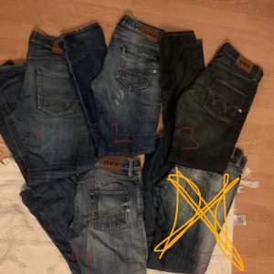 5 par Edwin jeans, midja 30 och längd varierar mellan 32-34. Skriv om du är intresserad av ett eller flera par, ifall du vill veta storlek eller har några frågor. Ett par kostar mellan 200-350kr och alla tillsammans 1300kr. ☺️