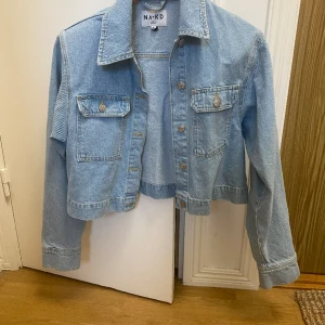 Jeansjacka - Vårjacka i jeans. Köpt på nakd, endast testad, dock utan prislapp. Den har axelvaddar som dock går att ta bort om man inte vill ha puffiga axlar.🩵🥰