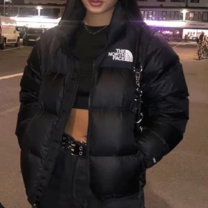 The north face nuptse 1996 jacka - Säljer nu denna northface jacka då den inte används. Den är köpt för ca 2500kr. Den är i storlek S. Den passar mig som vanligtvis bär S/M och är 170cm lång. Kom med bud!