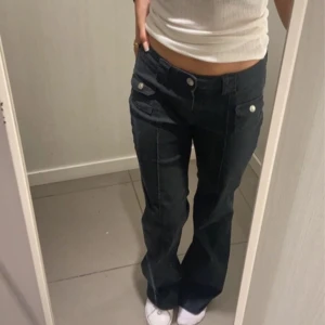 Svarta Low waist jeans - De populära svarta Low waist jeansen från H&M säljer jag. Väldigt bra skick bara o fråga om fler bilder och frågor💗 