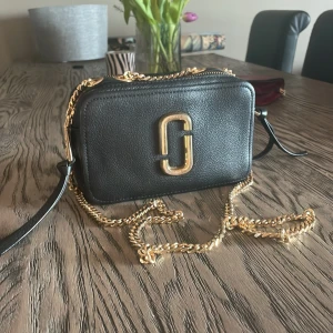 Mark Jacobs väska  - Säljer nu min Marc Jacobs väska som är i sjukt bra skick! Använd ett antal gånger men inte några skador alls! Köpte den i höstas. Pris kan diskuteras vid snabbt köp!