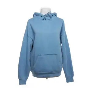 Blå hoodie från bikbok🩵  Perfekt nu till våren och ha över när de blir kallare🩵 XS🩵