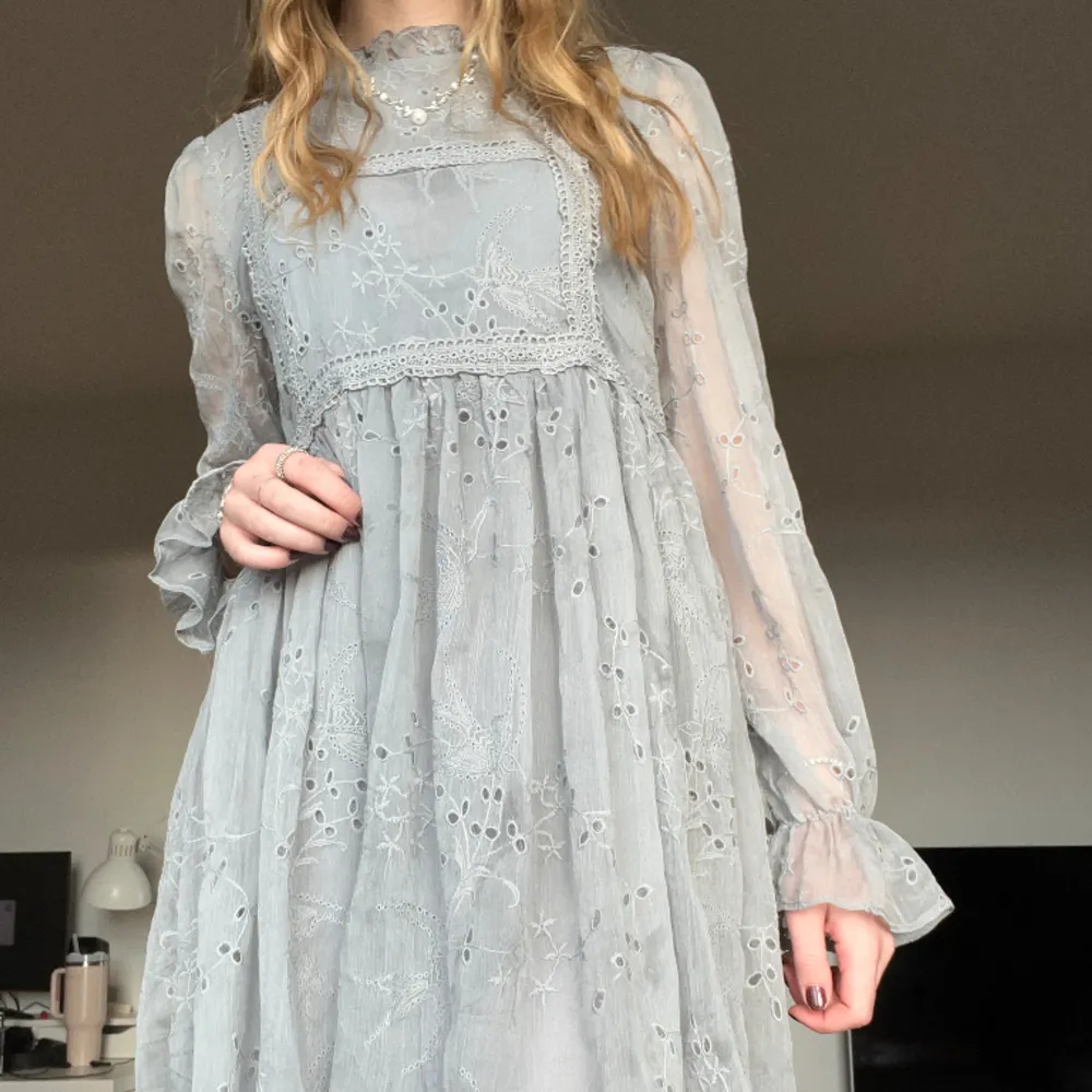 En mycket vacker grå klänning som passar bra till det mesta. Klänningen är använd en gång och är i mycket bra skick!🥰. Klänningar.