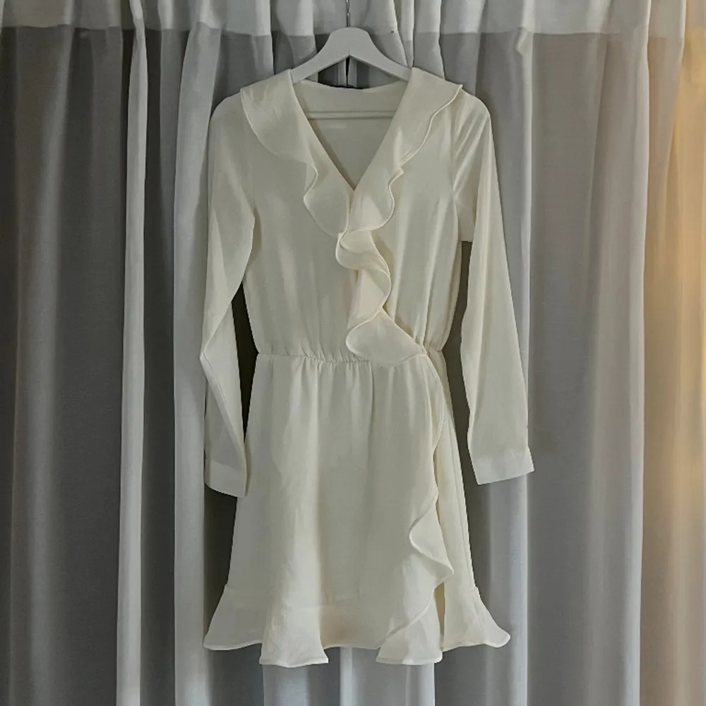 Superfin vit klänning, perfekt till student eller avslutning. Använd en gång, bra skick. Storlek 34 💕💕. Klänningar.