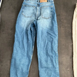 JEANS 2 pack 34, xs) - Fina men kommer ej till användning då jag växt ut dem🎀 Säljer båda paren för 150kr! 