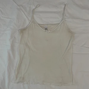 Pyjamas Linne - Vitt pyjamas linne från Calida. Köpt second hand och har missfärgningar men annars okej skick 🌟
