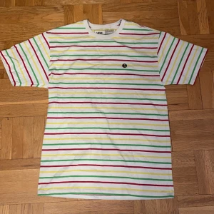 Vans T-shirt  - En T-shirt från vans som använts ett få tal gånger så inte sliten. 