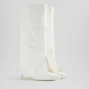 Stövlar - Säljer nu mina fina vita stövlar från bershka som tyvärr inte passar mig, använda på en utekväll en gång annars helt nya🩷 Hör gärna av er för fler bilder