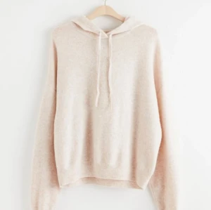 Stickad hoodie - Super fin och skön beige stickad hoodie från Lindex, jättefint skick men kommer tyvärr ej till användning! 