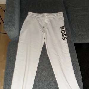 Boss dress  - Använd ett fåtal gånger, bra skick. Köpt på Johnells i Skärholmen. Varken byxorna eller tröjan har skador eller fräckar, som ny. 