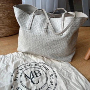 Malene Birger väska - Säljer min älskade Malene Birger väska då jag köpt i en annan modell! Jättefint skick med inga skador! Skriv privat för fler bilder eller frågor! 😊💕