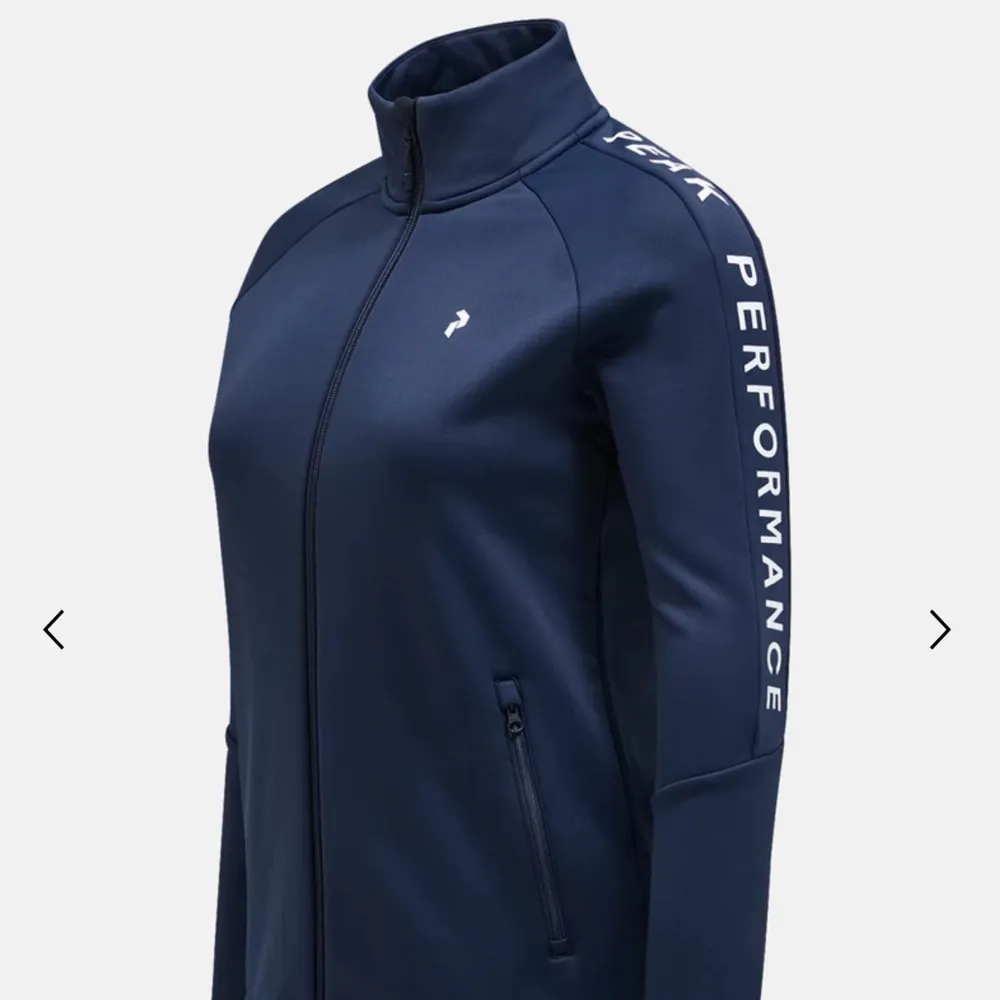 Sprillans ny peakperformance zip hoodie, utan huva perfekt att ha under en skaljacka eller liknande. Säljer den till någon i större behov, då de blev fel storlek och gick ej att skicka tillbaks. Nypris 1500kr  . Hoodies.