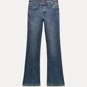 Säljer dessa mid waist/low waist bootcut jeans från zara som jag tror är slutsålda. De är i bra skick, skriv för fler bilder. De är i storlek 34 och de passar mig bra som är 160 o brukar ha 34/36 i byxor
