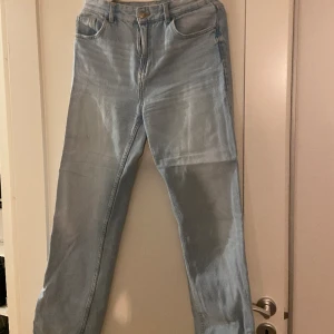 Raka jeans  - Knappt använda, nyskick. Rak passform.