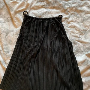 Svart topp - Fin topp med korsade band i ryggen Avänd 1 gång  Inga defekter 