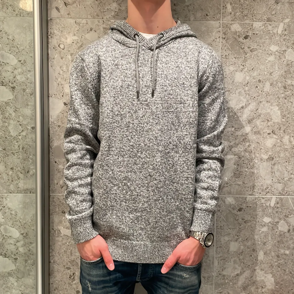Hej! Vi säljer nu en SPRILLANS ny hoodie ifrån esprit | Strl: L Skick: 10/10 Retail: ca 1100kr | Riktigt snygg och finstickad hoodie, för ytterligare frågor är det bara att skriva🤝. Stickat.