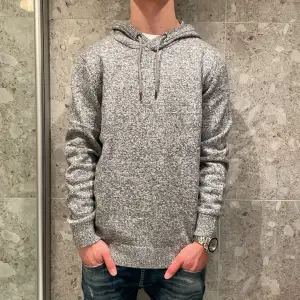 Hej! Vi säljer nu en SPRILLANS ny hoodie ifrån esprit | Strl: L Skick: 10/10 Retail: ca 1100kr | Riktigt snygg och finstickad hoodie, för ytterligare frågor är det bara att skriva🤝