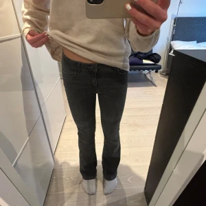 Low waist jeans  - Säljer nu ett par jätte snygga grå jeans dem har inga defekter (jag är 167)💗