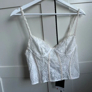 topp med broderi  - Bra skick