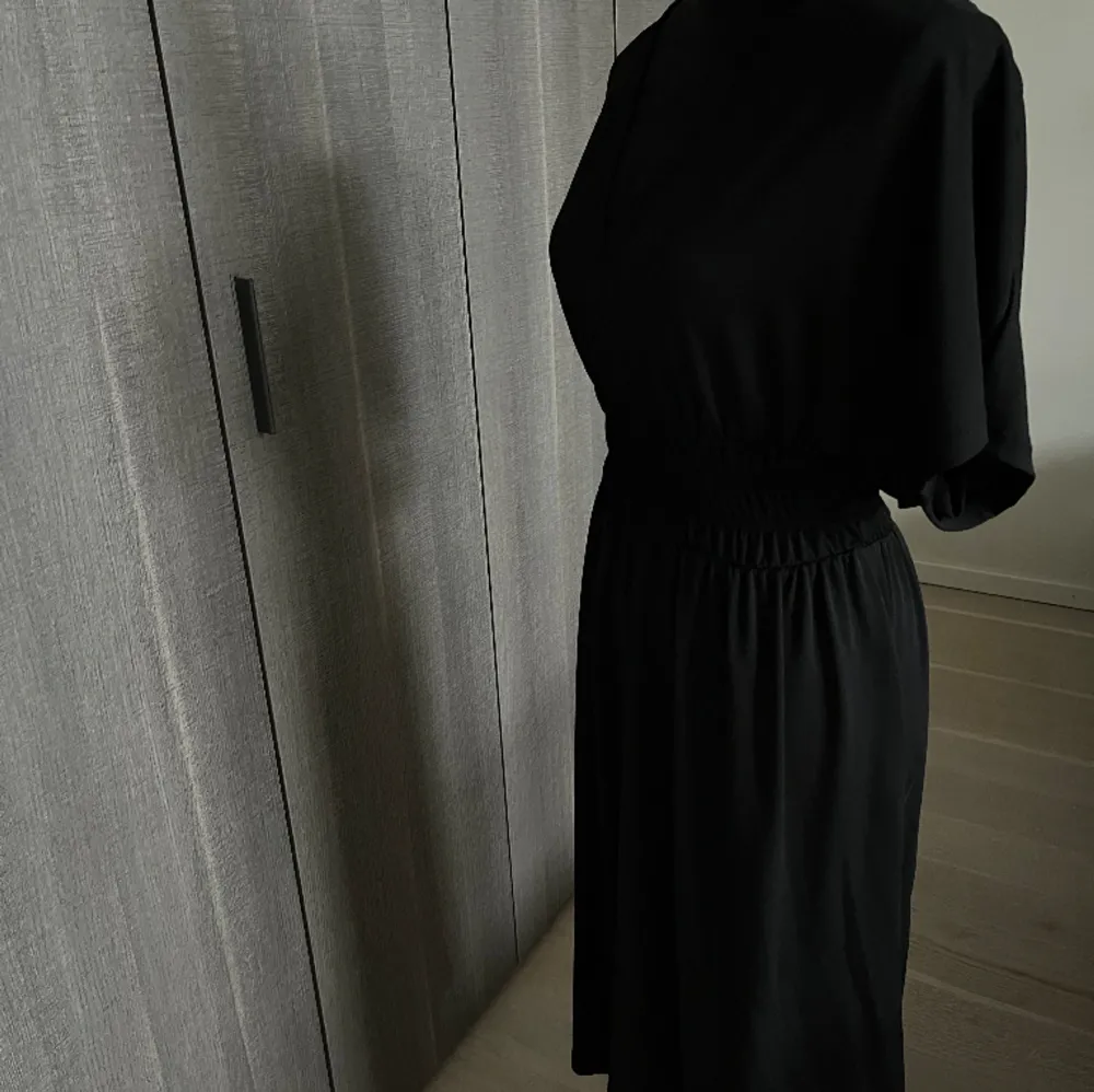 Svart lång klänning från Zara, strl 36. Aldrig använd. Säljer för 179kr ❤️❤️❤️❤️❤️❤️. Klänningar.